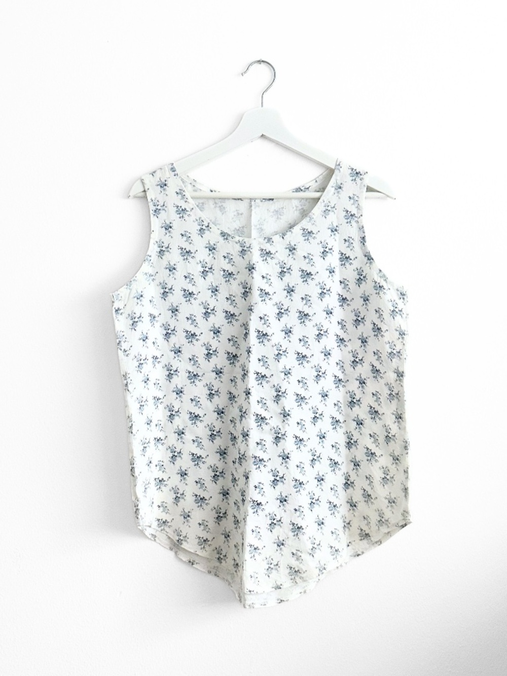 Handmade Pretty Women's Blouse Sleeveless Casual Floral White & Blue Medium